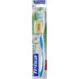une brosse à dents trisa focus pro clean emballée avec un manche bleu et blanc. l'emballage comprend un revêtement en poils transparent et une étiquette indiquant que le produit est fabriqué en suisse.