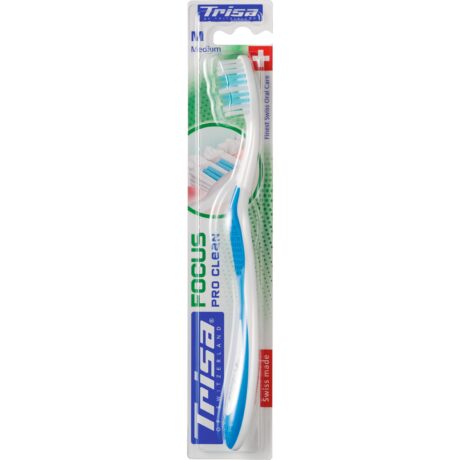 une brosse à dents trisa focus pro clean emballée avec un manche blanc et une poignée bleue. l'emballage est principalement blanc avec des touches vertes et bleues et comporte des drapeaux suisses, indiquant « swiss made » et un type de brosse moyen.