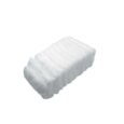une pile de compresses de gaze blanches disposées soigneusement dans une forme rectangulaire, affichées sur un fond blanc uni.