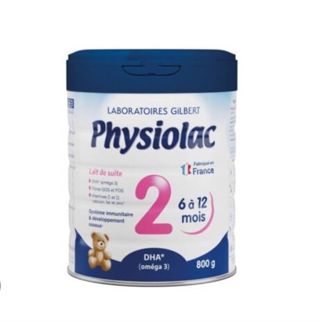 l'image montre une boîte de lait maternisé physiolac, étiqueté 6 à 12 mois, contenant du dha (oméga 3). elle pèse 800 g et est fabriquée en france par les laboratoires gilbert. un ours en peluche est visible sur l'emballage.