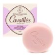 un pain de savon rond et rose, étiqueté « cavaillès », se trouve devant son emballage. la boîte, blanche et lavande, porte le même nom de marque et un texte supplémentaire en français, indiquant qu'il s'agit d'un savon visage exfoliant et régénérant au riz biologique.