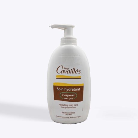 flacon blanc de lotion soin hydratant corporel rogé cavaillès avec pompe. l'étiquette indique qu'elle est destinée aux peaux sèches et offre une hydratation non grasse. texte en français.