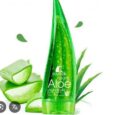 un tube vert de gel exfoliant roushun 99 % aloe vera en forme de feuille d'aloe vera, avec des tranches et des feuilles d'aloe vera en arrière plan. l'étiquette du produit est visible sur le devant du tube.