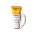 un tube de crème anti âge byphasse à usage quotidien avec spf 50+ est présenté à côté d'une goutte de crème. l'emballage est jaune et blanc, avec des informations sur le produit en français et en anglais.