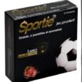 une boîte noire de préservatifs sportie ornée d'un ballon de football, d'une fraise et d'un texte doré en français décrivant le produit comme étant à pois, texturé et aromatisé. la boîte comprend 3 préservatifs et des sachets de lubrifiant offerts.