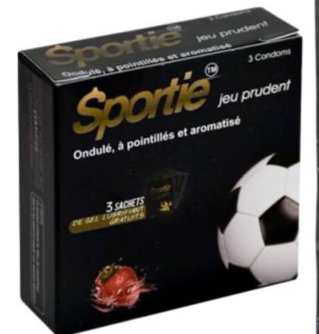 une boîte noire de préservatifs sportie ornée d'un ballon de football, d'une fraise et d'un texte doré en français décrivant le produit comme étant à pois, texturé et aromatisé. la boîte comprend 3 préservatifs et des sachets de lubrifiant offerts.
