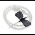une aiguille papillon avec des ailes flexibles, reliée à un tube transparent et à un connecteur, utilisée pour prélever du sang ou administrer des médicaments par voie intraveineuse.