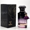 un flacon de parfum dégradé noir et violet étiqueté "oud & roses" se trouve à côté de sa boîte noire assortie avec des contours de roses dorées. le flacon est muni de deux glands violets attachés près du goulot.
