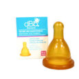 une tétine de biberon pour nouveau né de couleur ambrée est présentée à côté de son emballage bleu et blanc étiqueté « dbb remond ». la boîte présente les détails du produit et une image de la tétine sur le devant.
