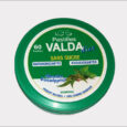 une boîte ronde verte de pastilles sans sucre valda, étiquetée en français avec « 60 pastilles », « sans sucre » et « menthe eucalyptus », avec des feuilles de menthe et des branches d'eucalyptus sur le couvercle.