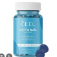 une bouteille bleue étiquetée « vita ceel hair & nail gummies » présente les détails du supplément, notamment la biotine, la prêle, le zinc, l'acide folique et la vitamine d. la bouteille est bouchée et deux bonbons gélifiés foncés sont présentés à côté.