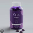 un flacon de vita ceel sleep gummies, avec une étiquette violette, contient 60 gummies. l'étiquette met en avant des ingrédients comme la passiflore, le 5 htp, la l théanine, la racine de valériane et la camomille. trois gummies sont placés à côté du flacon.