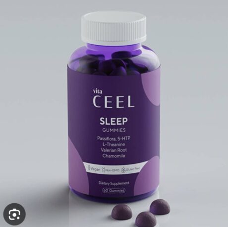un flacon de vita ceel sleep gummies, avec une étiquette violette, contient 60 gummies. l'étiquette met en avant des ingrédients comme la passiflore, le 5 htp, la l théanine, la racine de valériane et la camomille. trois gummies sont placés à côté du flacon.