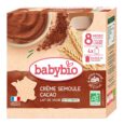 boîte de babybio crème semoule cacao comprenant un bol de crème au chocolat, des grains et de la poudre de cacao. les points forts de l'emballage sont l'adaptation à l'âge (8 mois et plus), la texture onctueuse et la source de calcium. les labels français et biologique sont visibles.