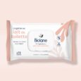 un paquet de lingettes nettoyantes biolane sur lequel est inscrit "lingettes au lait de toilette". l'emballage est essentiellement blanc avec des accents de pêche et contient 72 lingettes pour nettoyer, hydrater et protéger la peau.