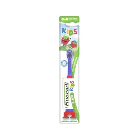 une brosse à dents pour enfants dans un emballage bleu et rouge portant la mention "fluocaril kids 0 6 years". l'emballage présente des dents de dessins animés sympathiques et des couleurs vives. il est conçu pour les enfants de 0 à 6 ans.