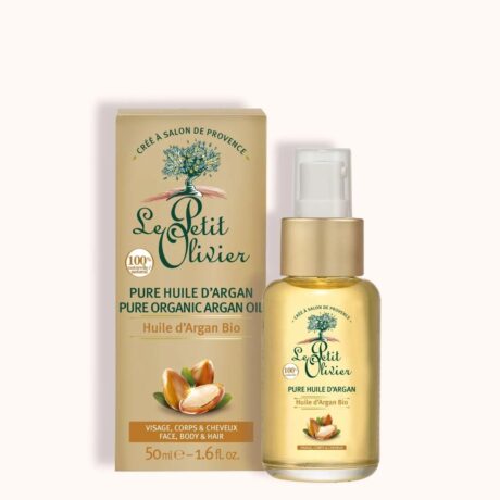 un flacon d'huile d'argan biologique pure le petit olivier (50ml) avec un coffret assorti. l'emballage présente une illustration de noix d'argan et d'un olivier, et est étiqueté pour le visage, le corps et les cheveux.