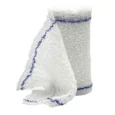 rouleau de gaze médicale blanche avec un motif texturé ressemblant à un filet, partiellement déroulé, avec des coutures bleues le long des bords. le rouleau se tient debout sur un fond blanc.