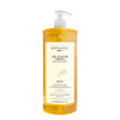 un flacon transparent de byphasse gel douche dermo micellaire argan body wash avec un distributeur à pompe blanc, rempli d'un liquide jaune orangé, présenté sur un fond blanc uni.