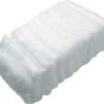 une pile rectangulaire de tampons de coton blancs disposés proprement sur un fond blanc uni.