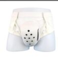 un torse de mannequin portant une tenue de sport blanche avec une coque de protection de l'aine munie de trous d'aération.