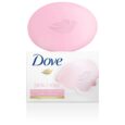 un pain de beauté dove rose avec le logo dove en relief est montré au dessus de son emballage blanc, qui comporte le logo dove, une icône de colombe dorée et les mots "pink/rosa" et "moisturizing cream" (crème hydratante).