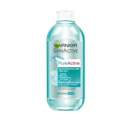 un flacon en plastique transparent de garnier skinactive pure active micellar cleansing water, format 400ml, avec un étiquetage turquoise et blanc, conçu pour les peaux mixtes à grasses.