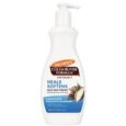 un flacon pompe blanc de la lotion palmer's cocoa butter formula with vitamin e, étiquetée "heals & softens". la face avant montre également une image de fèves de cacao et indique que ce produit est destiné à la thérapie quotidienne de la peau, à l'hydratation et aux peaux sèches.