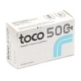 une boîte blanche étiquetée "toco 500 mg", contenant 30 capsules molles d'acétate d'alpha tocophérol. la boîte comporte un texte et des graphiques noirs et bleu clair.