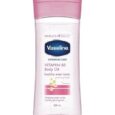 une bouteille transparente de vaseline intensive care vitamin b3 body oil avec un bouchon rose, comportant un texte soulignant "healthy even tone" et contenant 200 ml. l'étiquette comporte également des graphiques et un peu de texte arabe.