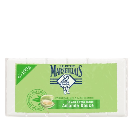 un paquet de savon le petit marseillais savon extra doux amande douce, comportant une étiquette verte avec le logo de la marque, une illustration d'amande, et un texte indiquant qu'il s'agit d'un paquet de 6 barres de 100g avec un parfum d'amande douce.