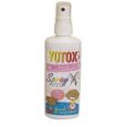 un flacon pulvérisateur blanc étiqueté "yotox" avec un texte coloré et des images animées de poux souriants, vantant les mérites d'un spray de traitement des poux à base d'ingrédients naturels.