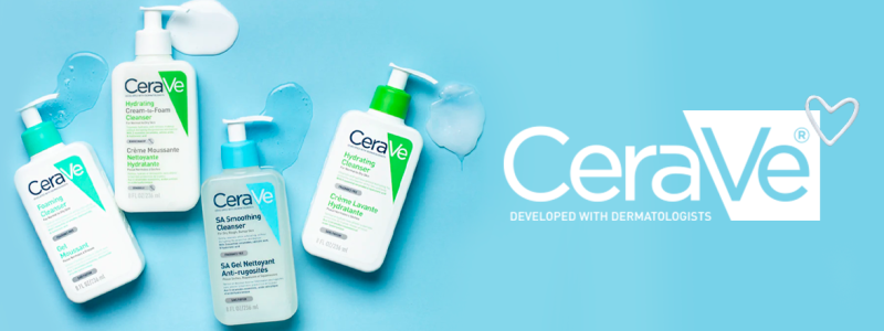 quatre flacons de produits de soin de la peau cerave sur un fond bleu clair avec des gouttelettes de gel transparent. le logo cerave et le slogan "developed with dermatologists" apparaissent sur le côté droit.